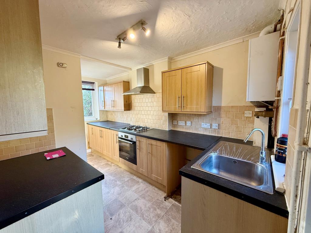 Lot: 60 - THREE-BEDROOM HOUSE FOR IMPROVEMENT - Kitchen with access to garden